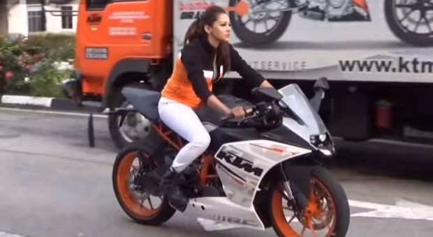 KTM RC 390: KTM đã tỏ ra khá nhanh nhạy trong việc nắm bắt xu hướng thị trường xe dành riêng cho phái đẹp khi tung ra mẫu mô tô thể thao có tên gọi KTM RC 390 tương tự như Moto3. Kích thước nhỏ gọn, thiết kế đẳng cấp, công suất mạnh mẽ (lên tới 44,7 mã lực) là những gì mà người ta nhận xét về mẫu xe này.