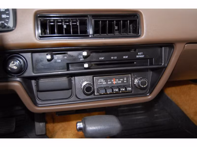 Tổ hợp điều khiển các thiết bị như điều hòa, hệ thống sưởi, radio...