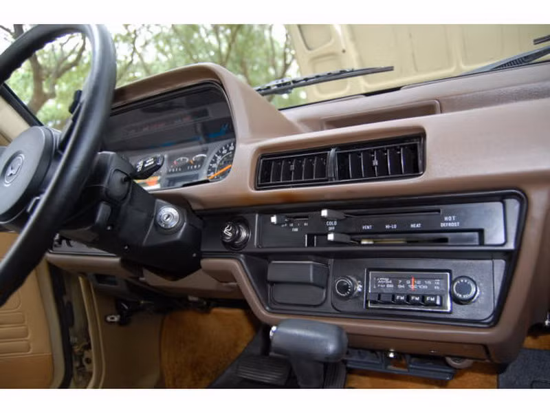 Khoang lái được trang bị các thiết bị tiêu chuẩn như đồng hồ tốc độ, đèn cảnh báo nhiên liệu, đèn báo thay dầu, cảnh báo vòng quay bánh xe, dàn âm thanh, radio...