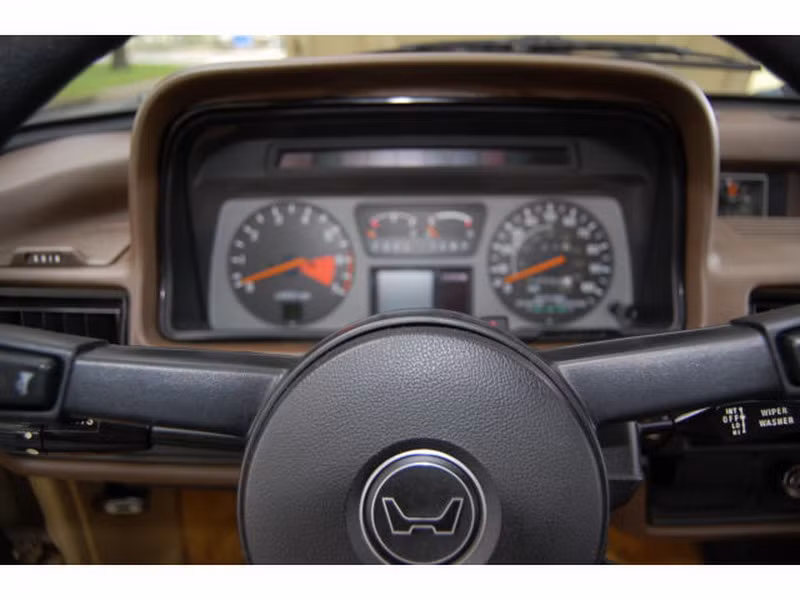 Cận cảnh bánh lái và cụm đồng hồ hiển thị trong khoang lái.