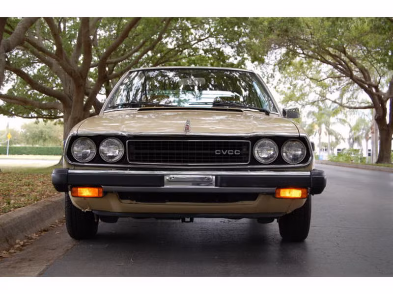 Ban đầu, Accord được thiết kế theo concept xe 3 cửa. Tuy nhiên, sau đó 2 năm, mẫu xe này được cải tiến trở thành mẫu sedan, áp dụng cho các thế hệ sau này.