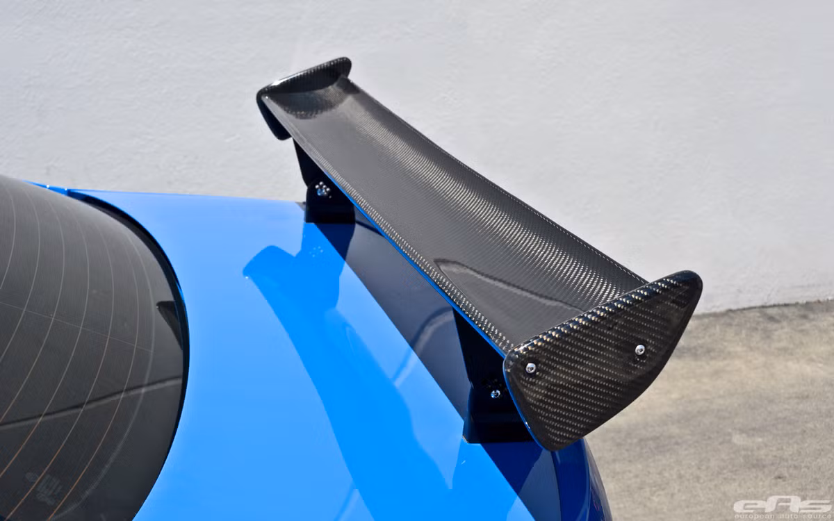Xe có thể được trang bị thêm cánh gió phía sau dành cho các tay lái đam mê tốc độ cao, bởi bộ phận này giúp tăng độ ma sát cho bánh sau.