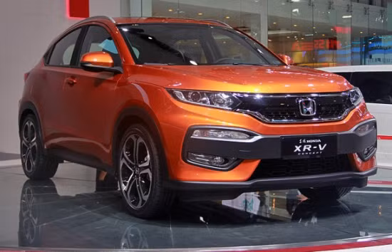 Phần trước xe được cách tân với hệ thống lưới tản nhiệt nông, đèn pha hẹp và bộ giảm xóc lớn được bố trí thấp hơn.