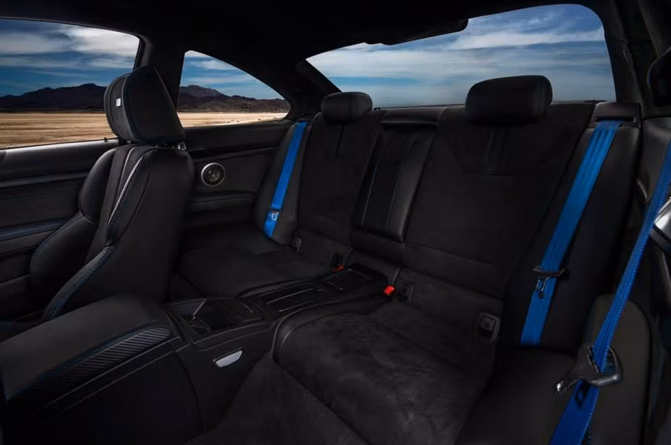 Toàn bộ ghế đều được bọc da Nappa với logo chữ M bố trí ở gối tựa đầu. Viền mép ghế và đai an toàn đều có màu xanh khá nổi bật.