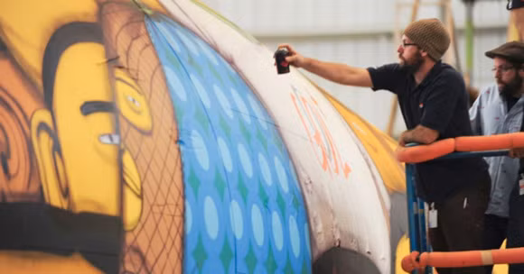 1200 lọ sơn xịt chất lượng đã được hai anh em Os Gemeos sử dụng để tạo ra chiếc Boeing có một không hai trên thế giới.