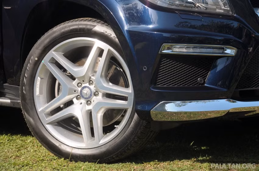 Bánh xe chất liệu nhôm kích cỡ 21 inch, đi kèm là bộ lốp P-ZERO 295/40R21.