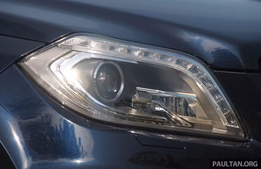 Cụm đèn pha thông minh và hệ thống chiếu sáng Intelligent Light sử dụng công nghệ LED.