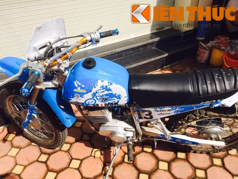 Và chính anh cũng bất ngờ với lớp sơn này khi hoàn thiện. Ảnh: Ghi đông của "Minsk cao" đã được thay bằng tay lái của xe khác. Tay lái này dể điều khiển hơn.