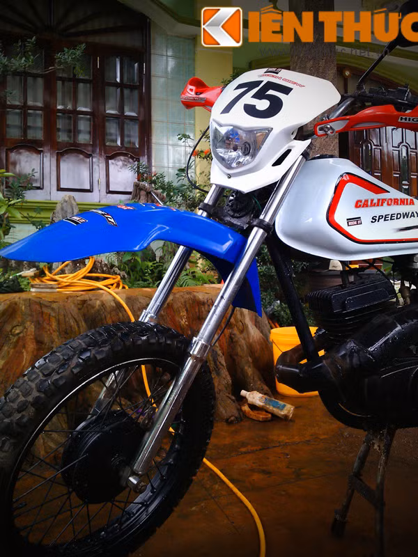 Phuộc trước của Minsk được thay bằng phuộc của xe Suzuki GN 125 để xe đi êm hơn trên các đoạn đường gồ ghề.