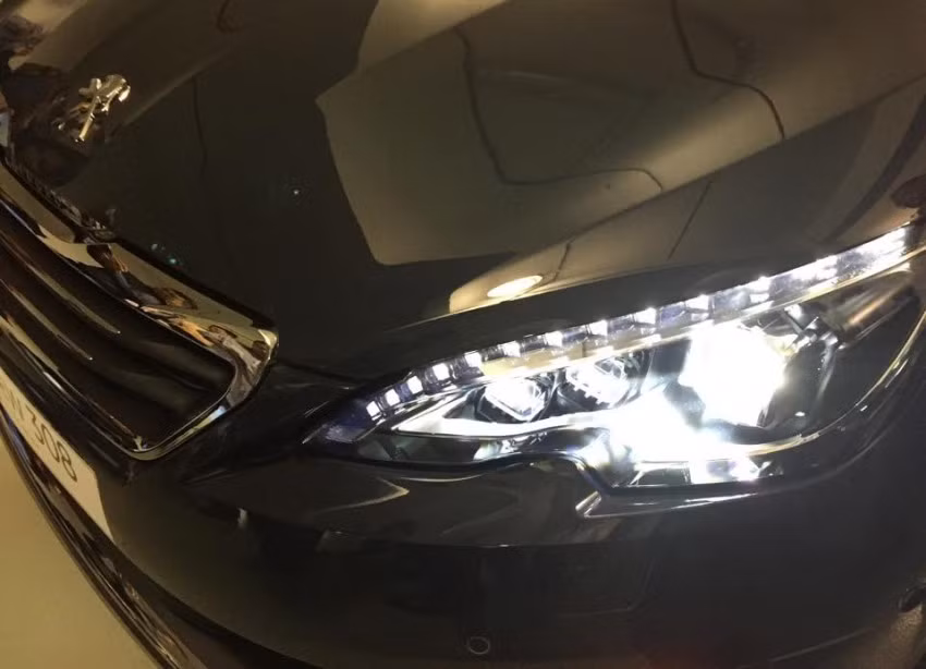 Những thay đổi nổi bật trên 308 gồm đèn pha LED mới và đèn báo rẽ ở phía trước.