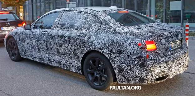 Hệ thống thông tin giải trí iDrive hoàn toàn mới. Theo đó, các biểu tượng chương trình giải trí sẽ hiển thị theo giao diện hàng ngang, dễ quan sát và sử dụng thay vì kiểu hiển thị theo danh sách dọc trước đây.