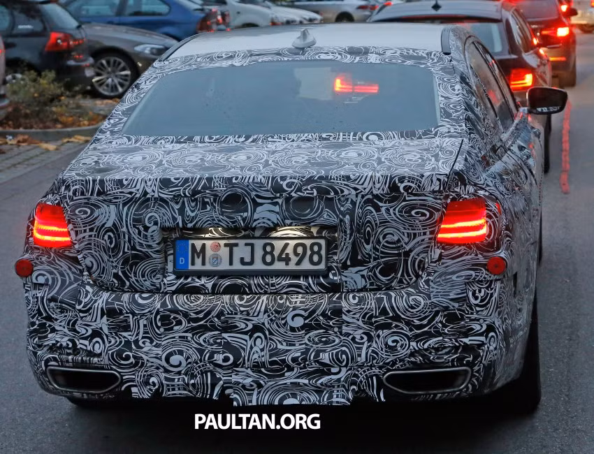 Đèn hậu thiết kế nhỏ gọn, ánh sáng LED rõ nét.