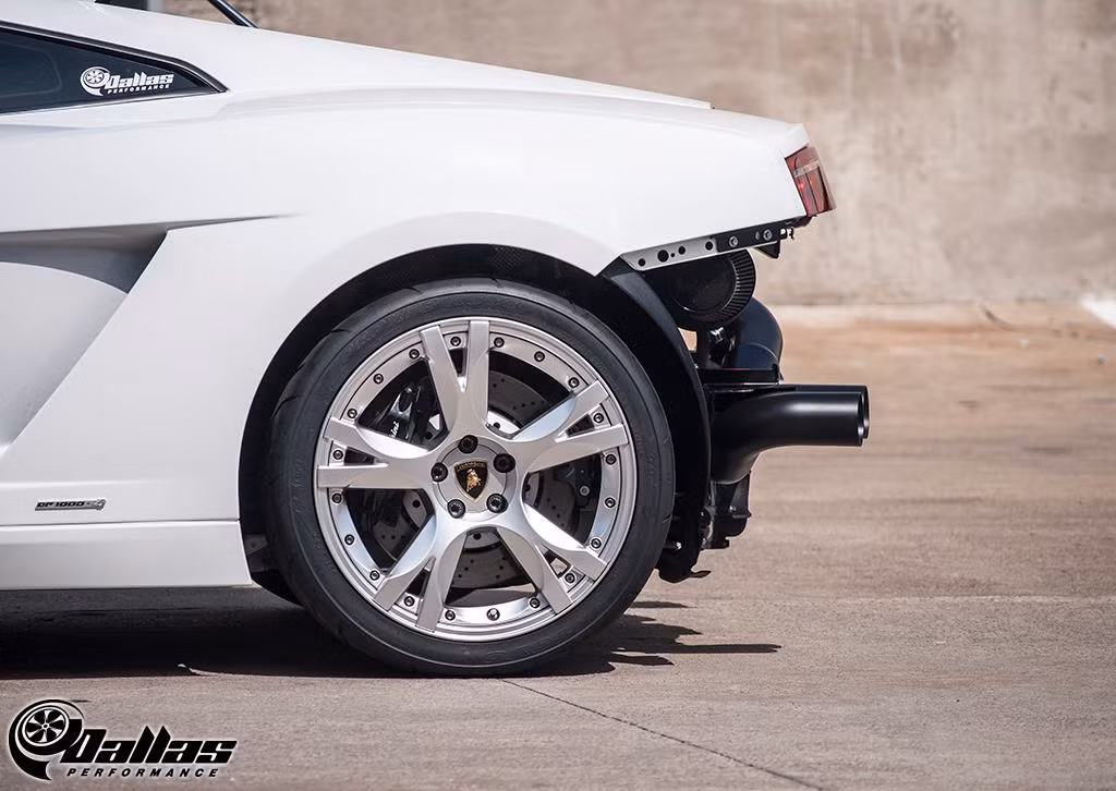 Bánh xe 18 inch, chất liệu nhôm hợp kim vẫn chạy cực êm khi xe đạt công suất cao nhất.