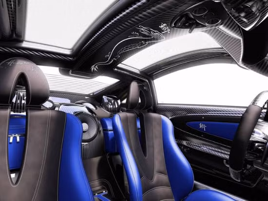 Nội thất của xe trông cực “chất”. Ghế xe được bọc chất liệu da cao cấp và được thiết kế đặc biệt nhằm tạo cảm giác thoải mái nhất cho hành khách.