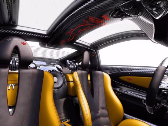 Màu sắc của nội thất xe được thiết kế hài hòa và hợp lý khi đan xen giữa màu đen và màu đỏ, màu xanh hoặc màu vàng nổi bật như thế này.