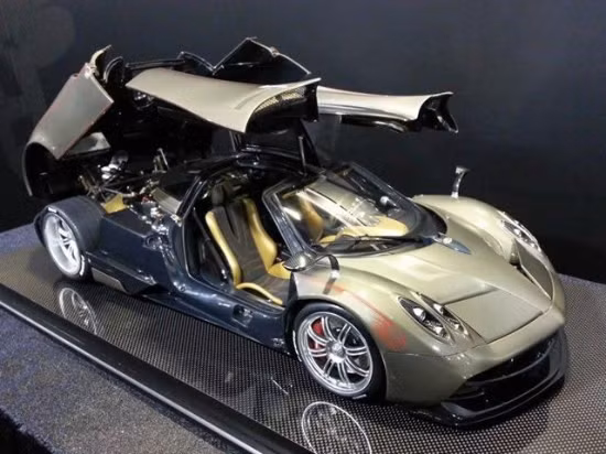 Giống như bản Huayra tiêu chuẩn, phiên bản Dinastia đặc biệt được hỗ trợ động cơ AMG twin-turbo V12 6.0, 700 mã lực (522 kW) và mô-men xoắn cực đại1.000 Nm, cho khả năng tăng tốc 0-100 km/h trong vòng 3,3 giây.