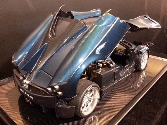 Horacio Pagani đã chọn cho phiên bản xe của mình 3 màu sắc chủ đạo là xanh dương, vàng và đỏ.