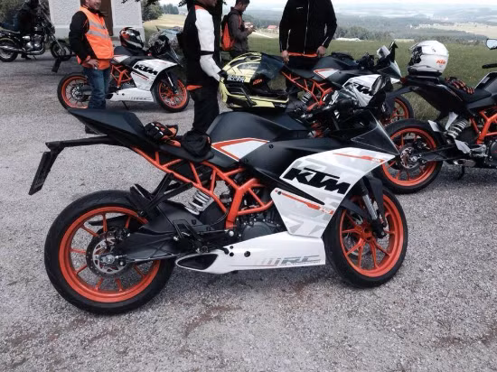 Các thanh kẹp clip-on và phần để chân phía sau giúp người lái dễ dàng băng qua những chặng địa hình đồi núi ngoằn ngoèo, hiểm trở.