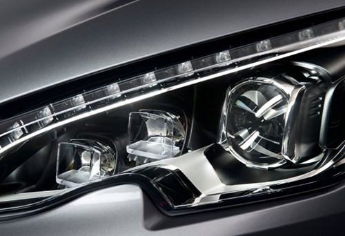 Cận cảnh cụm đèn pha công nghệ LED đầy mê hoặc.