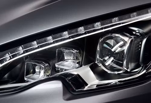 Cận cảnh cụm đèn pha công nghệ LED đầy mê hoặc.