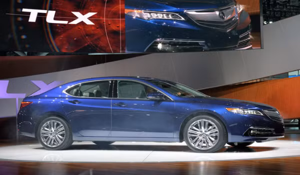 Acura TLX 2015 có giá niêm yết 30,995 USD - 44,700 USD (tương đương 656 – 946 triệu đồng) và đạt tốc độ cực tiểu 336/384 km/h, tốc độ cực đại 400/448 km/h. Mẫu sedan sang trọng công suất cao mang phong cách thể thao đẳng cấp này là sản phẩm kế nhiệm của Acura TL.