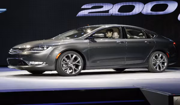 So với mẫu xe nguyên bản, Chrysler 200 2015 có hệ thống nội thất được bọc da mềm Nappa, hệ thống điều khiển không khí tân tiến, hệ thống treo nâng cấp và hệ thống truyền động 4 bánh.