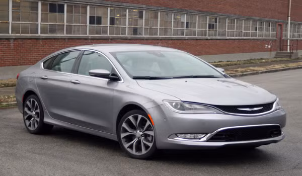 Chrysler 200 2015 có giá niêm yết 21.700 USD - 30.425 USD (tương đương 460 - 645 triệu đồng), đạt tốc độ cực tiểu 368 km/h, tốc độ cực đại 576 km/h. Đây là thế hệ xe thứ hai, Chrysler 200 2015 có thiết kế nội thất và ngoại thất mang đậm phong cách châu Âu đẳng cấp.