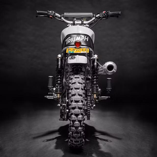 Quá trình "lên đời" cho chiếc xe được bắt đầu bằng việc loại bỏ các bộ phận chất liệu plastic tầm thường như gạt đá phía trước, đèn tín hiệu, gương, đèn pha, đèn hậu, gương chiếu hậu, hộp khí.