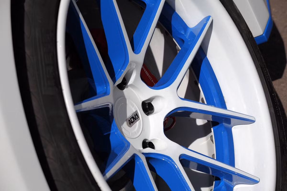 Bánh xe có đường kính 17 inch, chất liệu nhôm phủ 2 màu sơn xanh-trắng xen kẽ.