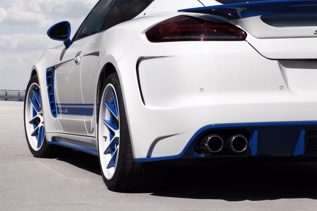 Nhà sản xuất sẽ trang bị sẵn hệ thống đèn hậu, pedan chất liệu nhôm và thảm sàn cho xe.