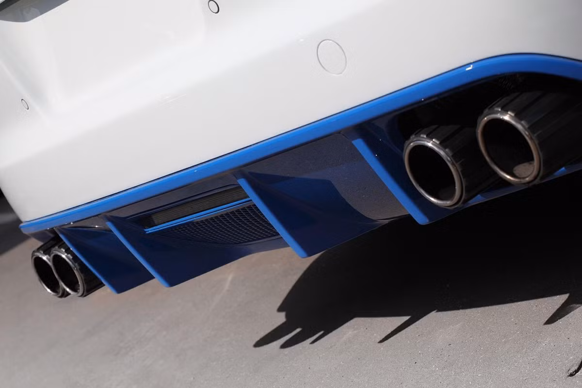 Cận cảnh hệ thống ống xả và lỗ thoát khí phía sau xe.