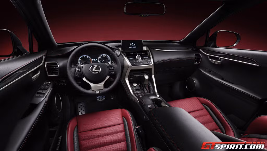 Nội thất xe mang phong cách i-Cockpit với màn hình trung tâm kích cỡ lớn, bánh lái chắc chắn cùng với bộ điều khiển hộp số ở vị trí khá thuận. Ngoài ra, nhà sản xuất còn trang bị thêm hệ thống sưởi ấm hiện đại cho xe.