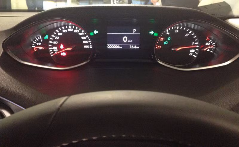 Pegueot cũng cho biết hệ thống treo tiêu chuẩn đã được điều chỉnh, còn chân ga cũng phản ứng linh hoạt hơn nhờ thêm gói Driver Sport Pack.