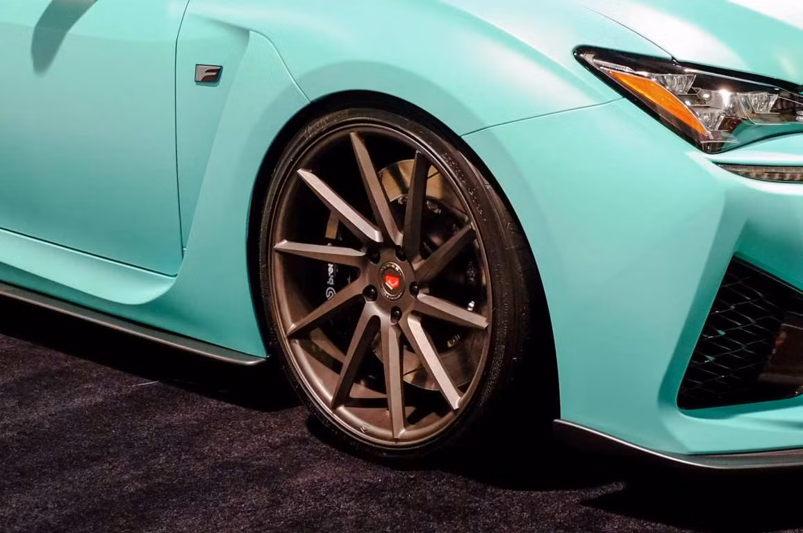7. Mẫu Lexus RC F 2015 của VIP Auto Salon. Mẫu xe này lôi cuốn bởi bánh xe kim loại của Vossen VPS với đường kính 20 inch chắc chắn.