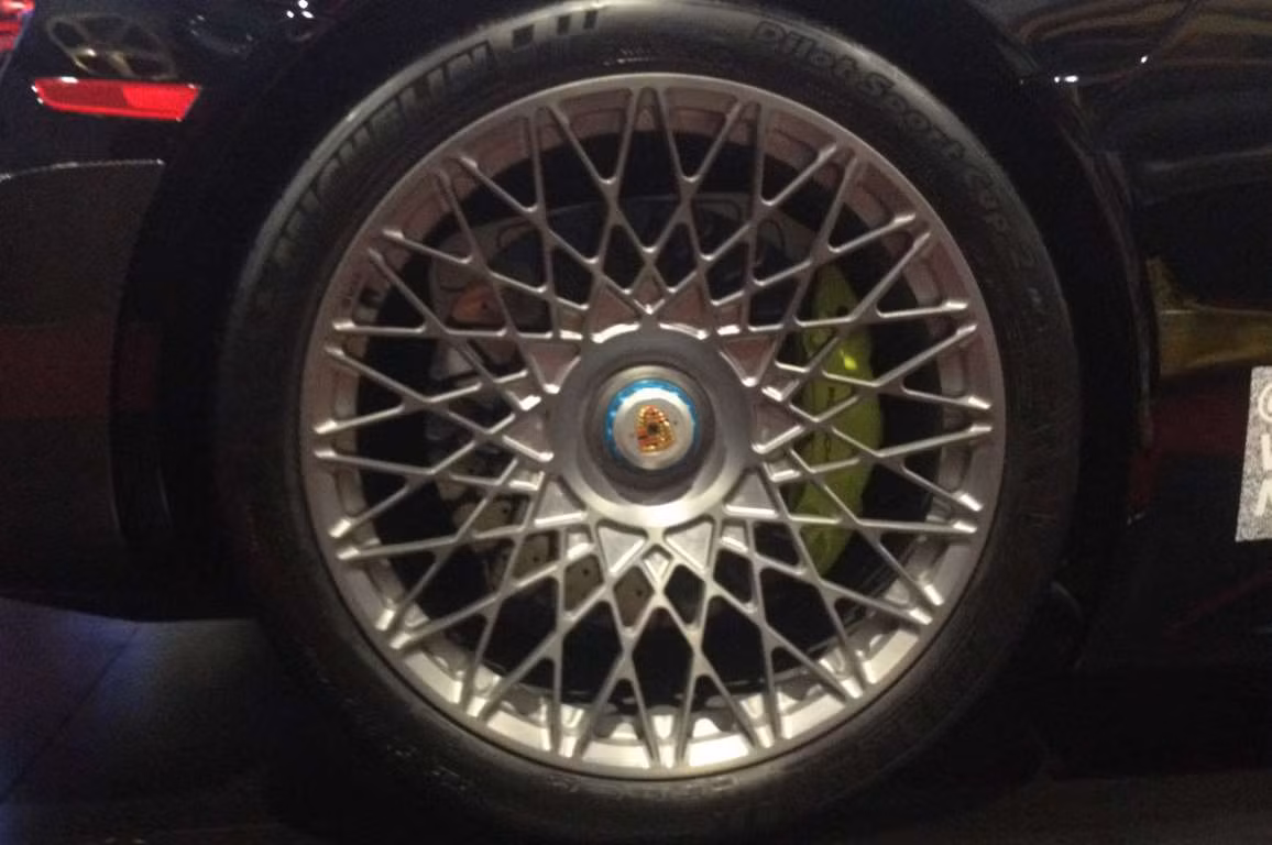 4. Mẫu Porsche 918 Spyder 2015 với bánh xe HRE. Bánh xe của HRE đã trở nên nổi tiếng nhờ vào việc thiết kế cho mẫu Porsche 918 Spyder này. Bánh xe bên phía tay lái là mẫu bánh xe thể thao HRE P101 đơn khối, bên còn lại là mẫu HRE 501 đơn khối.