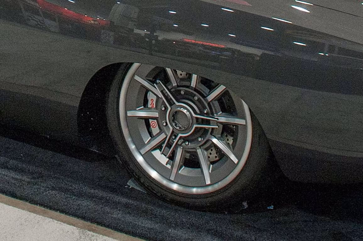 3. Mẫu "Sliced" Dodge Charger của The Enthusiast Network với bánh xe cực kỳ đẳng cấp được vận hành bởi động cơ của Greening Auto.