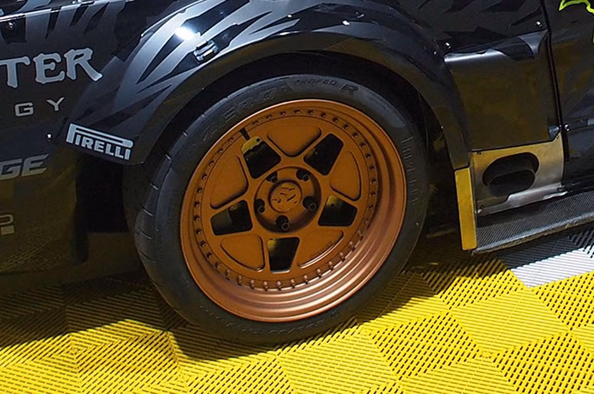 5. Mẫu 1965 Ford Mustang Hoonicorn Gymkhana 7. Con "quái vật" mang nét ảnh hưởng từ Mustang này có vẻ ngoài cực kỳ chắc chắn với bánh xe 18 inch, khung kim loại 3 mảnh từ Fifteen52 (mẫu Tarmac R40) nổi bật với vành đồng đúc.