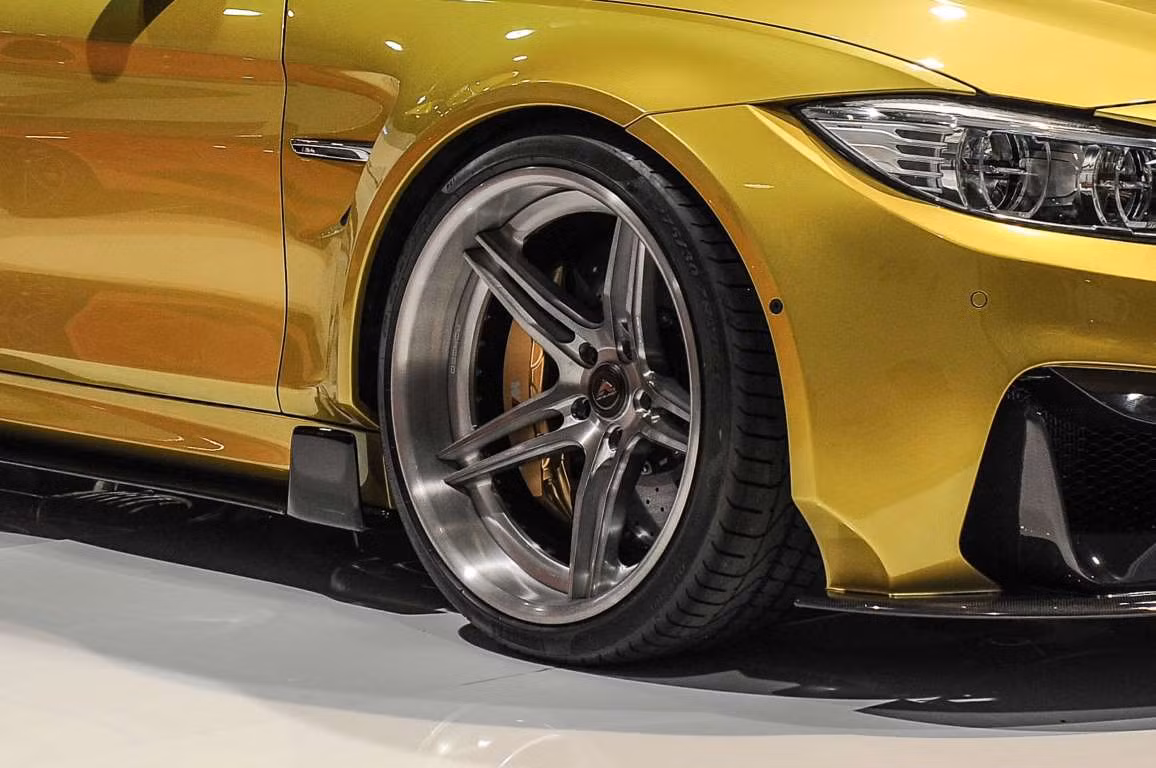 8. Mẫu BMW M4 "GTRS4" của Vorsteiner. Vorsteiner cho ra mắt mẫu "GTRS4" BMW M4 tại SEMA với phần thân xe lớn. Nhìn tổng thể, GTRS4 trông khá "mượt" và bắt mắt với phần cản sốc lớn và bánh xe kim loại 3 mảnh.