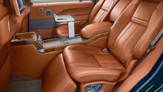 Cabin phía sau xe cũng được thiết kế rất hoành tráng và bắt mắt với hệ thống ghế ngồi ngả lưng 17 độ thuộc kiểu Executive Seating, mang đến hành khách những trải nghiệm như thể đang ngồi trên ghế của máy bay phản lực tư nhân vậy.