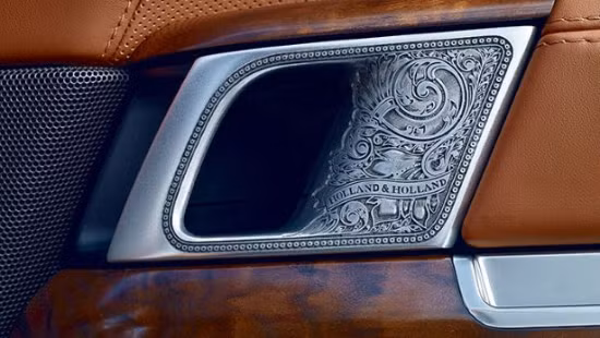 Lấy cảm hứng từ chất liệu mà nhà sản xuất súng thể thao Holland &amp; Holland vẫn thường dùng cho các mẫu sản phẩm, kim loại và gỗ cây óc chó được sử dụng để làm các tấm nẹp cửa và các chi tiết trang trí khác trong nội thất xe. Nội thất xe không xuất hiện các chi tiết trang trí bằng nhựa.