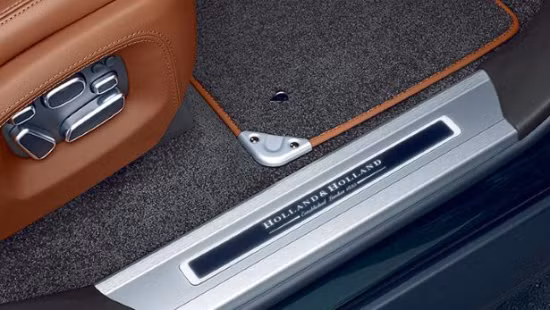 Tất cả các chi tiết thiết kế của cabin đựng súng này đều mang nhãn hiệu Holland &amp; Holland.