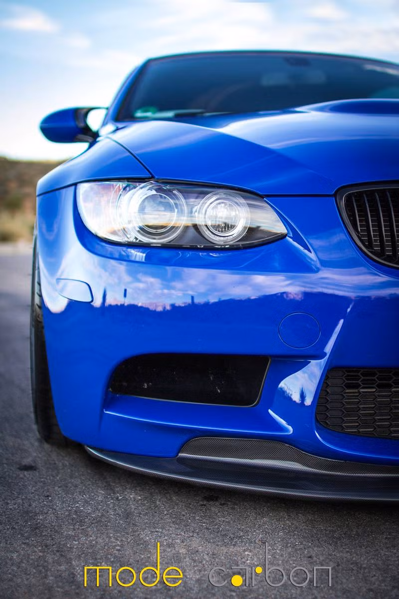 Đèn pha trước sử dụng công nghệ LED cho ánh sáng tiêu chuẩn.