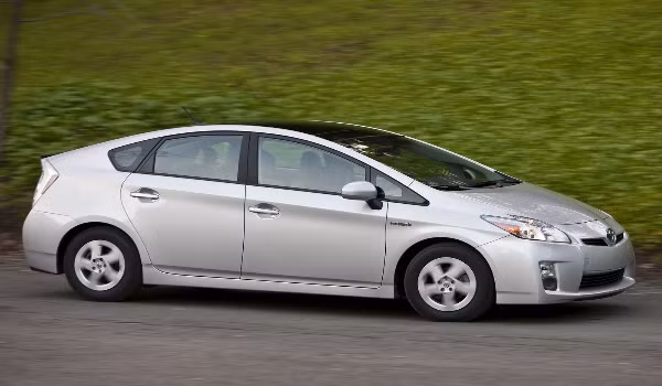 Toyota Prius (11,1%): Toyota Prius 2014 sở hữu những tính năng tiêu chuẩn của một chiếc hybrid thông thường nhưng hệ thống điều khiển thì đẳng cấp hơn hẳn.