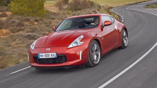 Nissan 370Z: Xe có động cơ 6 xi-lanh và bánh đĩa sau. Mẫu xe sở hữu nhiều đặc điểm của các dòng xe cổ này có công suất 326 bhp và giá 27.015 Euro (tương đương 755 triệu đồng).