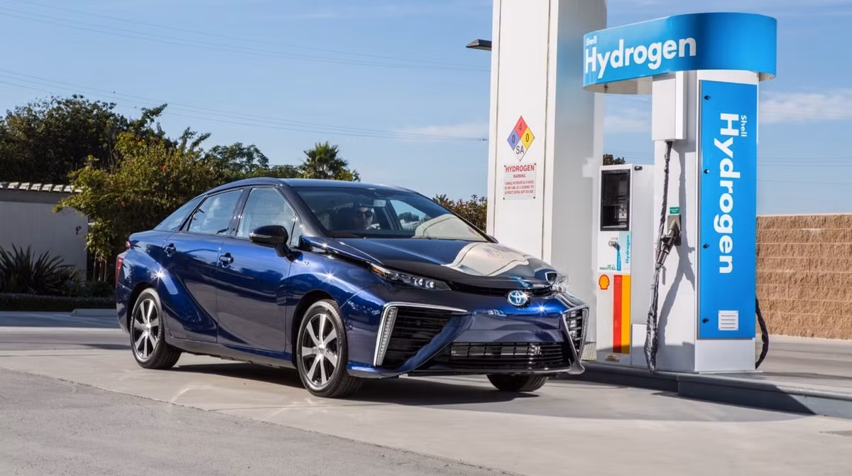 Mirai 2016 có thể đi được quãng đường 483 km trước khi hết nhiên liệu hydro. Mẫu xe này cũng chỉ mất 9 giây để tăng tốc từ 0-96km/h.