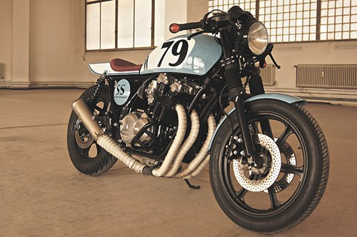 Sau khi nghiên cứu kĩ kiểu dáng, loại xe và sức mạnh, Andrea quyết định chọn chiếc CB900F 1979. Theo Andrea, đây là chiếc xe có động cơ tuyệt vời với khung xe lớn bắt mắt và yên xe phù hợp với vóc dáng của anh.