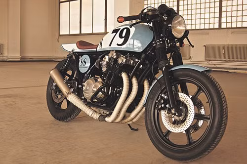 Sau khi nghiên cứu kĩ kiểu dáng, loại xe và sức mạnh, Andrea quyết định chọn chiếc CB900F 1979. Theo Andrea, đây là chiếc xe có động cơ tuyệt vời với khung xe lớn bắt mắt và yên xe phù hợp với vóc dáng của anh.