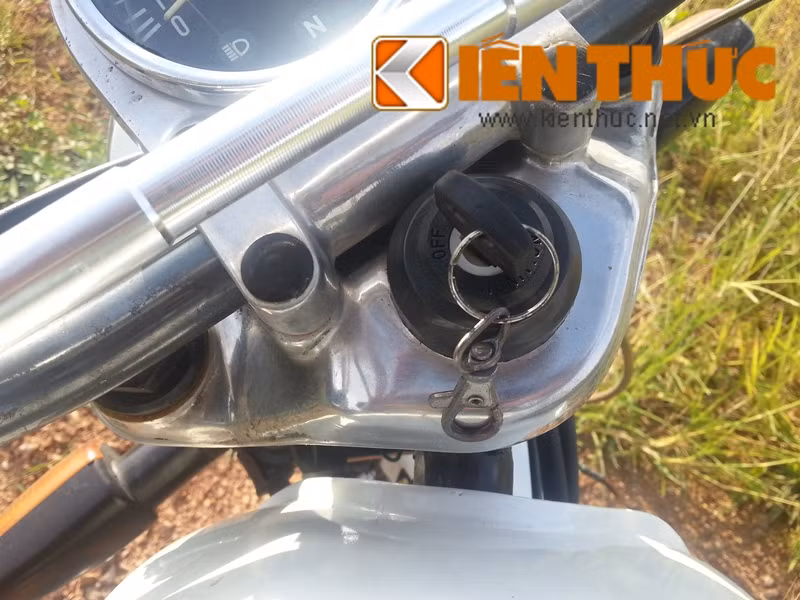 Là một người yêu xe và cũng là một thợ sửa chữa Minsk, anh Hanh đã lột xác chiếc Minsk nát hay hỏng vặt thành một chiếc xe hoàn toàn khác, sạch sẽ và nhiều tiện nghi hơn. Ảnh: Ổ khóa được thiết kế ngay vai của ghi đông xe.