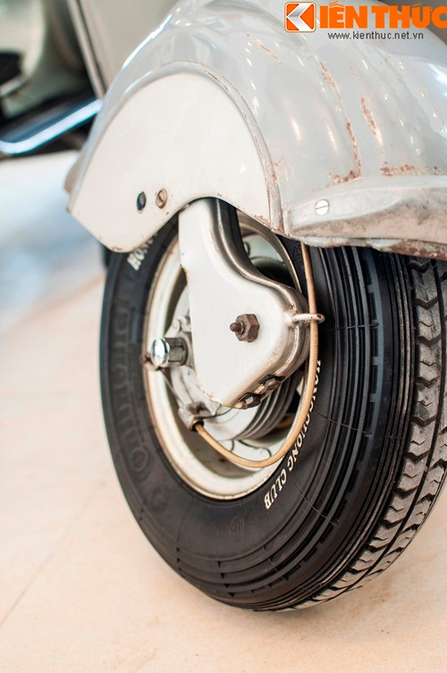 Lambretta Prime V cũng được thiết kế ưu việt hơn với bộ phận chắn bùn phía trước được kéo dài xuống dưới làm cho chiếc xe thêm phần chắc chắn. Ảnh: Chắn bùn và bánh xe 8x400 nguyên bản.