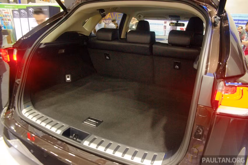 Khoang chứa đồ tiện lợi, rộng rãi của NX 300h.